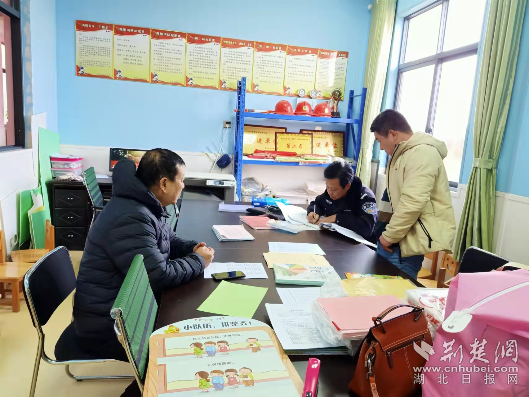 民警深入校園與教職員工座談，深入排查化解各類矛盾糾紛。.png.png
