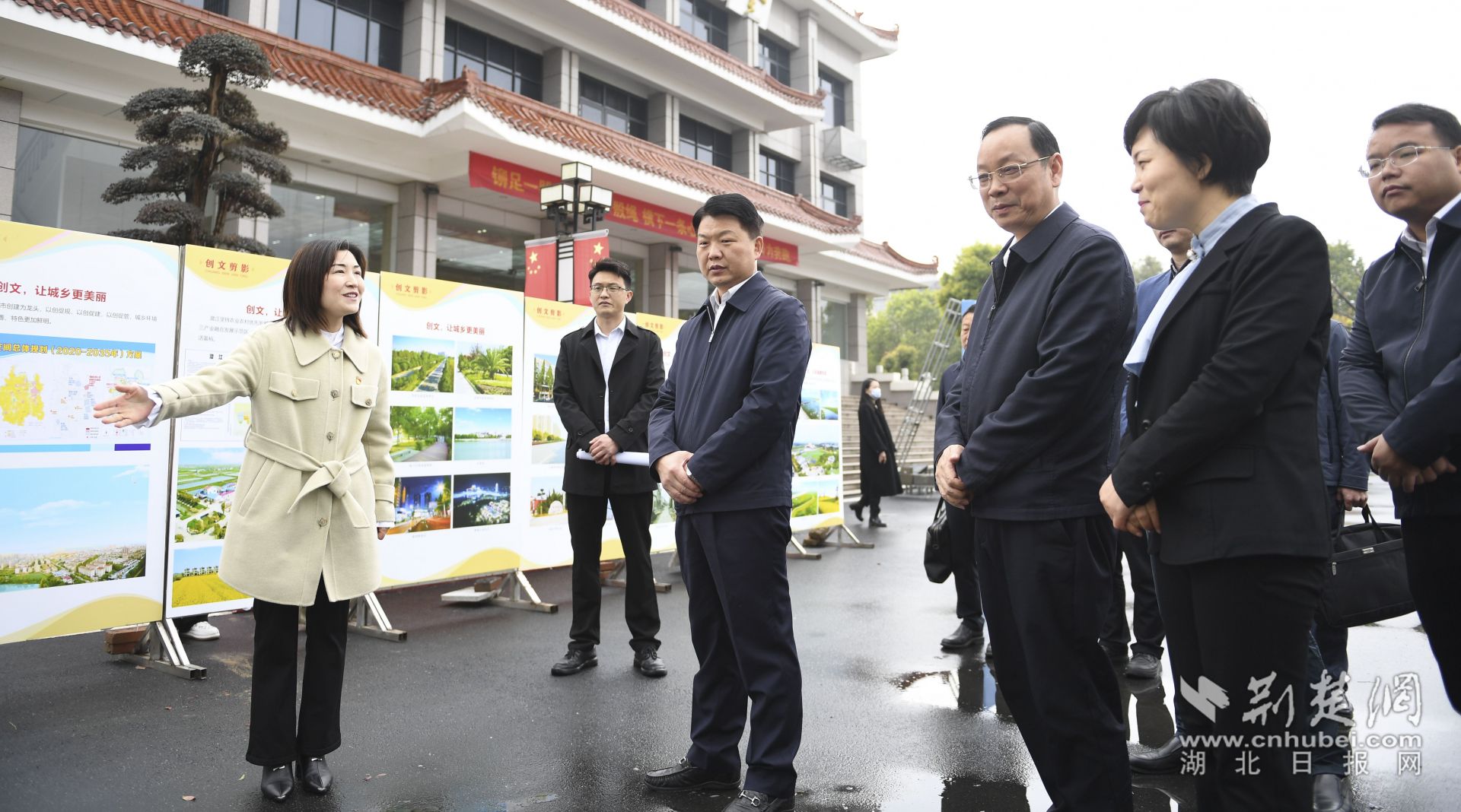 與會人員參觀潛江市全國文明城市創(chuàng)建工作成效展示。.jpg.jpg