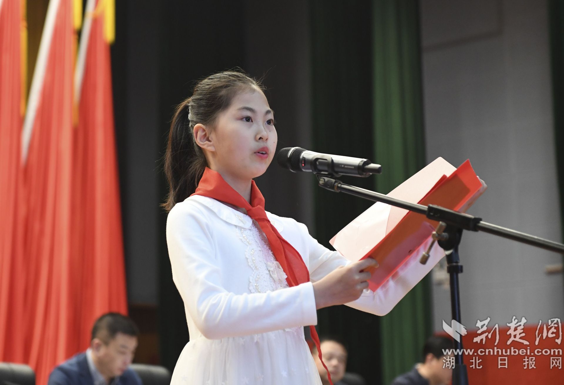 宣讀《全國文明城市創(chuàng)建倡議書》。.jpg.jpg