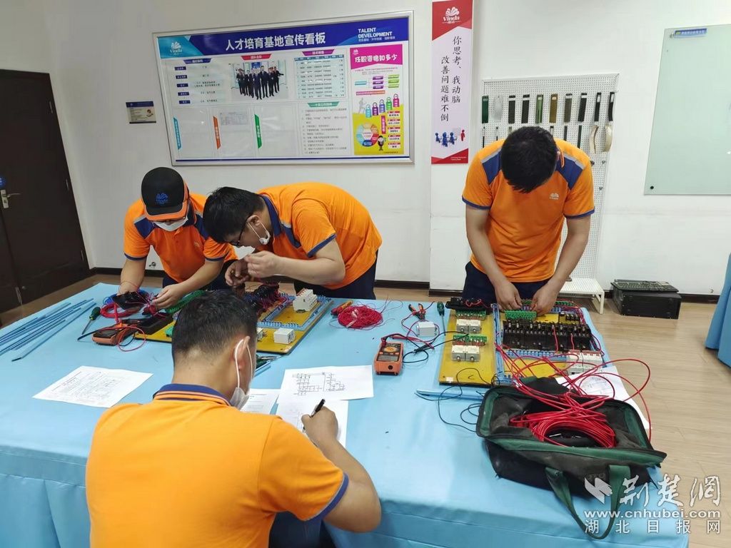 維達(dá)電工實(shí)操。通訊員供圖.jpeg