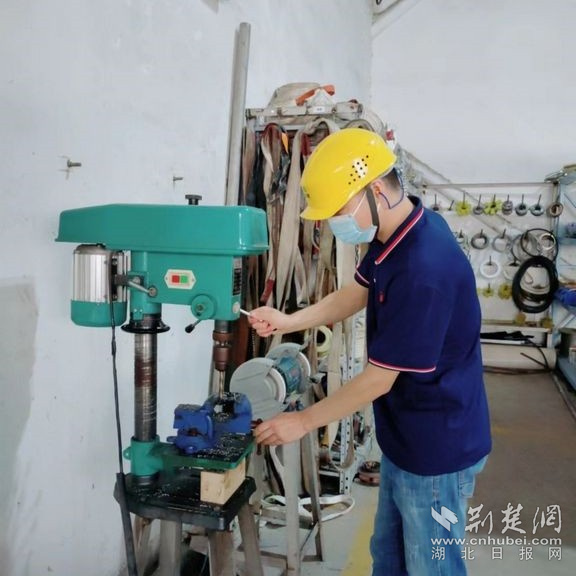 中順潔柔湖北公司鉗工操作。通訊員供圖.jpg
