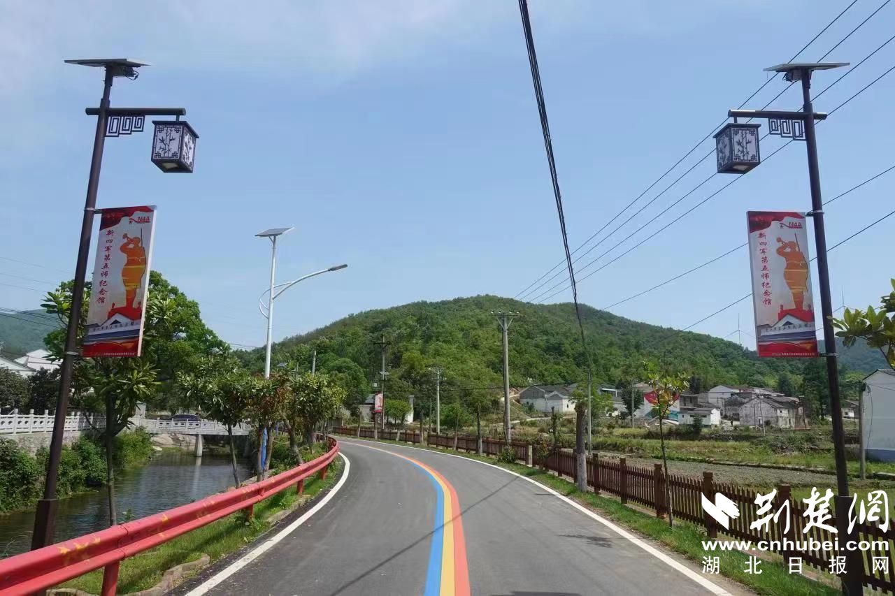 芳畈鎮(zhèn)白果樹灣村通過道路修復(fù)，打造美麗鄉(xiāng)村網(wǎng)紅“彩虹路”.jpg.jpg