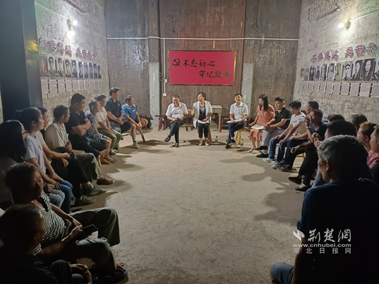 崇陽縣金塘鎮(zhèn)黨員干部在金塘村盧家大屋村灣開展灣子夜話,和群眾共商環(huán)境治理等事宜。.jpg