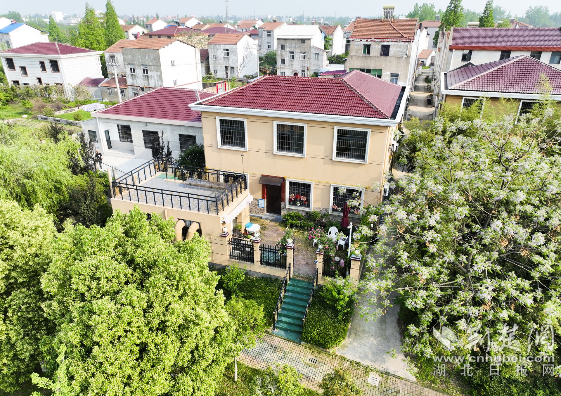 西王村村民王偉因地制宜，把房前屋后改造成別致小院，還開起了農(nóng)家樂。1.jpg.jpg