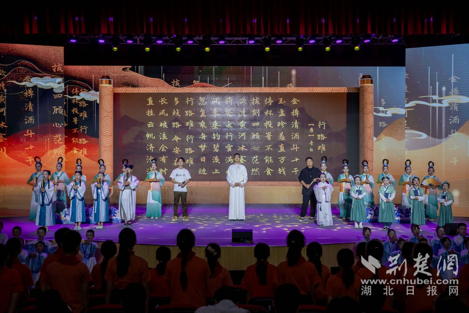 活動最后凌振赫、沈嘉柯、余維剛與學(xué)生們一齊誦讀行路難_副本.jpg.jpg