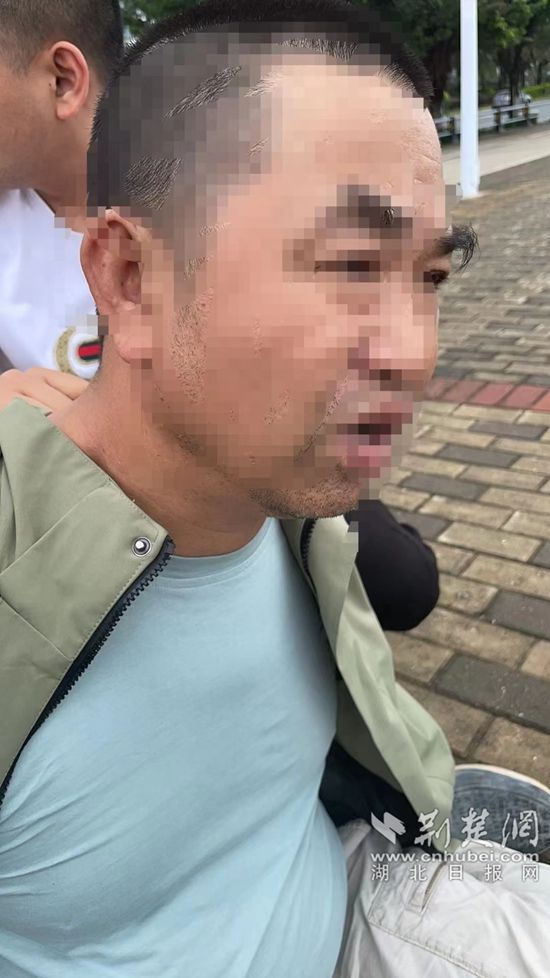 郭某正在海堤邊抽煙，民警將其控制.jpg.jpg
