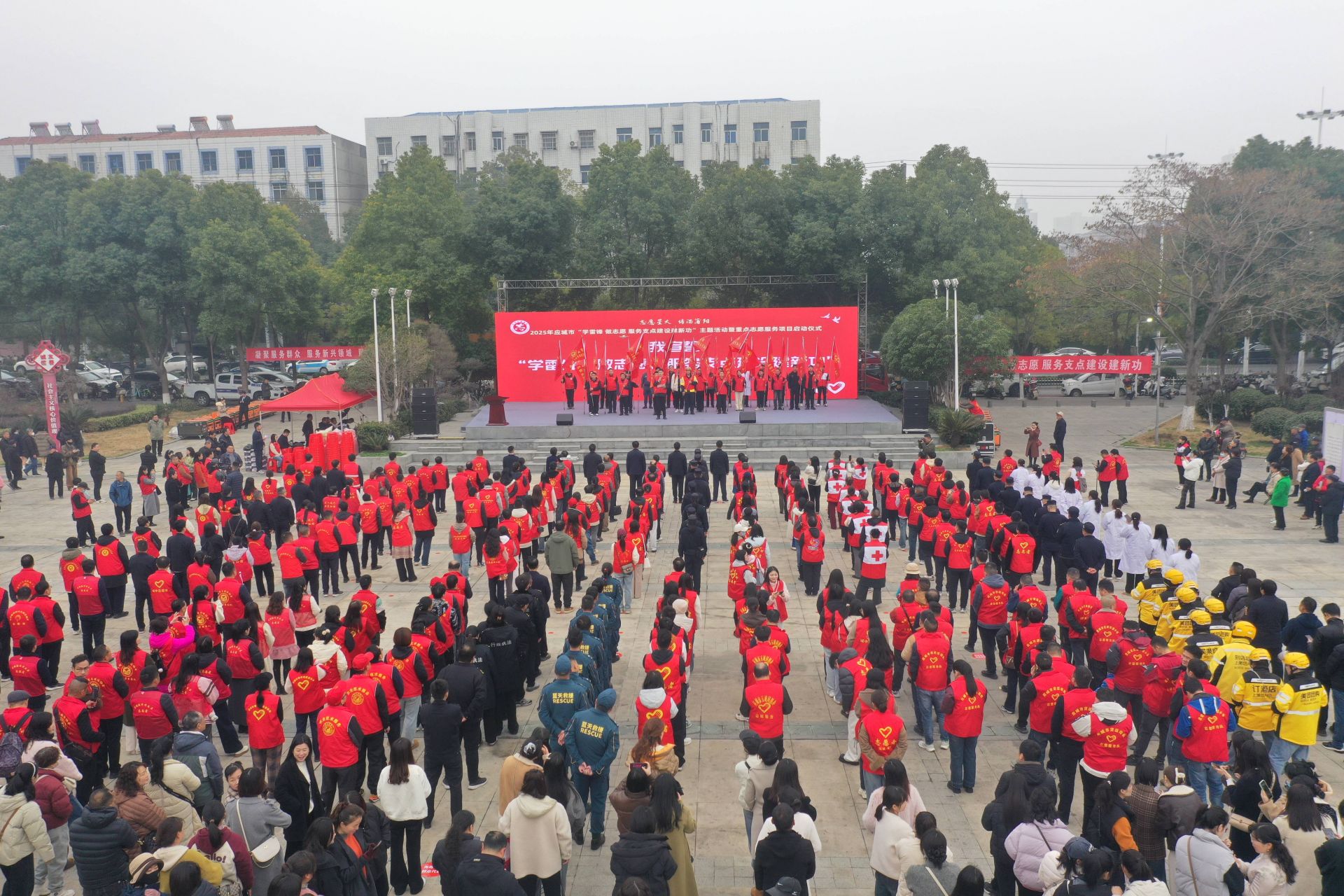 活動現(xiàn)場，還舉行了新就業(yè)志愿服務(wù)隊授旗儀式  孫縉攝.jpg.jpg